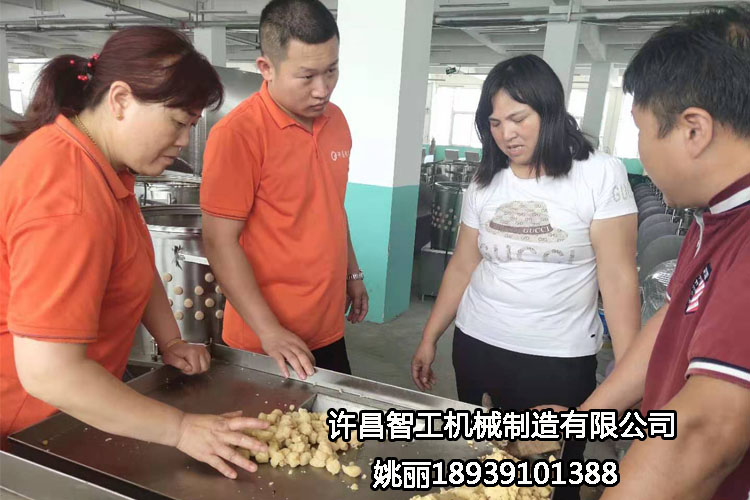 河南周口客戶自帶原料到許昌智工考察、試機(jī)制餡機(jī)?。ㄗ龈恻c(diǎn)）
